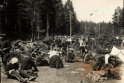 Soldaten im Ersten Weltkrieg ruhen im Waldcamp während einer Pause