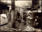 Leben der Soldatenfamilien im Ersten Weltkrieg in einer improvisierten Unterkunft im Wald