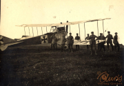 Begegnung deutscher Soldaten mit einem Flugzeug während des Ersten Weltkriegs auf einem Feld