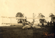 Soldaten des Ersten Weltkriegs mit Flugzeug an der Front im Jahr 1917