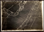 Luftaufnahme des Fort Pumpenbura während des Ersten Weltkriegs über zerklüftetem Gelände im Jahr 1917