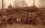 Soldaten der deutschen Armee vor einem Unterstand im Ersten Weltkrieg um 1916 in einem ungenannten Gebiet