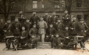 Soldaten des Ersten Weltkriegs posieren mit Geschützen in einer Kaserne in Deutschland im Jahr 1914