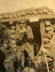 Soldaten des Ersten Weltkriegs genießen eine Mahlzeit in einem Schützengraben in Europa