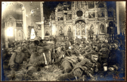Soldaten im Ersten Weltkrieg in einer Kirche auf der Ostfront während des Konflikts