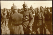 Oberste Militärführung im Ersten Weltkrieg während einer Truppeninspektion in einem Feldlager