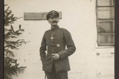 Porträt eines Soldaten aus dem Ersten Weltkrieg vor einem Gebäudefeature