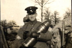 Soldat im Ersten Weltkrieg hält eine Granate in einem Schützengraben während des Konflikts in Europa