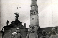 Soldaten des Ersten Weltkriegs vor dem historischen Turm in einer Stadt