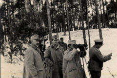 Soldaten beobachten im verschneiten Wald während des Ersten Weltkriegs