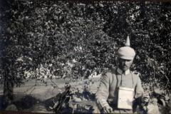 Soldat während des Ersten Weltkriegs bei einer Pause im Freien unter einem Baum