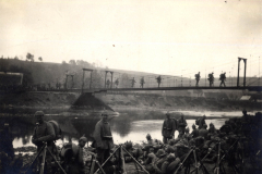 Erster Weltkrieg Soldaten warten am Fluss unter einer Brücke mit aufkommenden Kameraden im Hintergrund