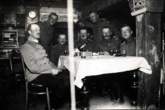 Offiziere der deutschen Armee im Ersten Weltkrieg bei einer Versammlung in einem Gasthaus