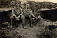 Blick auf zwei Soldaten im Ersten Weltkrieg in einem Schützengraben in Europa