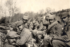 Soldaten im Schützengraben während des Ersten Weltkriegs in einer Waldlandschaft