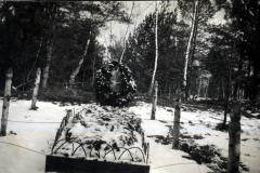 Gedenken an gefallene Soldaten im Ersten Weltkrieg in einer schneebedeckten Umgebung