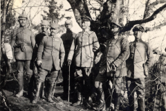 Bilder von deutschen Soldaten des Ersten Weltkriegs vor einem Baum im Wald