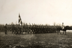 Soldaten des Ersten Weltkriegs beim Marschtraining auf einem Feld in Europa