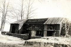 Schutzbunker aus dem Ersten Weltkrieg in Ogwinski, 1916, mit rustikaler Bauweise und historischen Details