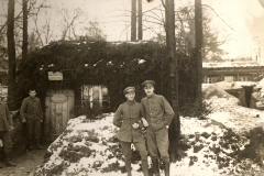 Soldaten im Ersten Weltkrieg vor einem schneebedeckten Unterstand