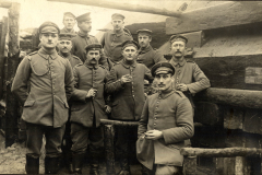 Gruppenfoto deutscher Soldaten im Ersten Weltkrieg in einem Schützengraben