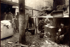 Leben der Soldatenfamilien im Ersten Weltkrieg in einer improvisierten Unterkunft im Wald