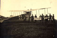 Begegnung deutscher Soldaten mit einem Flugzeug während des Ersten Weltkriegs auf einem Feld