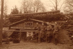 Soldaten der deutschen Armee vor einem Unterstand im Ersten Weltkrieg um 1916 in einem ungenannten Gebiet