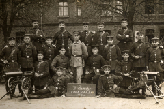 Soldaten des Ersten Weltkriegs posieren mit Geschützen in einer Kaserne in Deutschland im Jahr 1914
