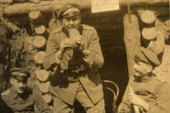 Soldaten des Ersten Weltkriegs genießen eine Mahlzeit in einem Schützengraben in Europa