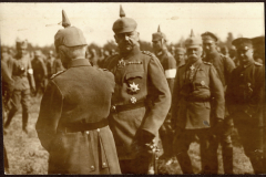 Oberste Militärführung im Ersten Weltkrieg während einer Truppeninspektion in einem Feldlager