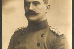 Porträt eines Offiziers des Ersten Weltkriegs in uniformierter Haltung um 1914