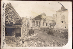 Zerstörte Gebäude und Soldat im Ersten Weltkrieg in einer ruinösen Stadtlandschaft