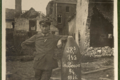 Soldat der deutschen Armee posiert 1916 vor einer zerstörten Stadt in der Region La Bousée während des Ersten Weltkriegs