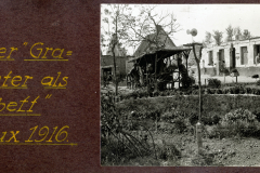 Ein kleiner Granat-Trichter als Blumenbeet in Écheux während des Ersten Weltkriegs 1916