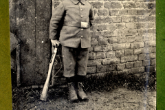 Ein junger Soldat in Uniform während des Ersten Weltkriegs in Frankreich, etwa 1916