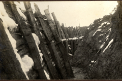 Zwischen den Schützengräben im ersten Weltkrieg mit schneebedeckter Landschaft