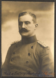 Porträt eines Offiziers des Ersten Weltkriegs in uniformierter Haltung um 1914