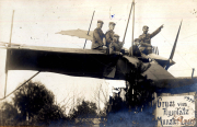 Gruß von Flugplatz Munster-Lager während des Ersten Weltkriegs mit Soldaten auf einem Flugzeug