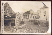 Zerstörte Gebäude und Soldat im Ersten Weltkrieg in einer ruinösen Stadtlandschaft