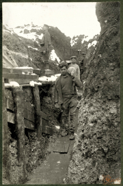 Soldaten in Schützengraben während des Ersten Weltkriegs in verschneiter Landschaft