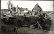 Zerstörte Landschaft nach Kämpfen im Ersten Weltkrieg mit Soldaten in Schützengräben und Trümmern