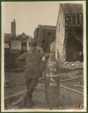 Soldat der deutschen Armee posiert 1916 vor einer zerstörten Stadt in der Region La Bousée während des Ersten Weltkriegs