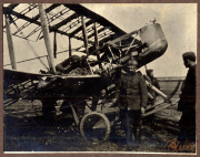 Abgeschossenes Flugzeug während des Ersten Weltkriegs auf einem Militärgelände