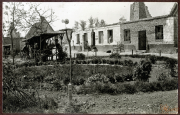 Zerstörte Gebäude mit Garten nach dem Ersten Weltkrieg in einer französischen Stadt