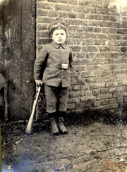 Ein junger Soldat während des Ersten Weltkriegs in uniformierter Kleidung und mit Gewehr in der Hand