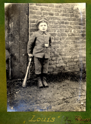 Ein junger Soldat in Uniform während des Ersten Weltkriegs in Frankreich, etwa 1916