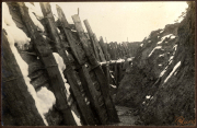 Zwischen den Schützengräben im ersten Weltkrieg mit schneebedeckter Landschaft
