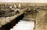 Kriegsgräberstätte aus dem Ersten Weltkrieg mit Treppe und Gedenksteinen