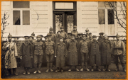 Soldaten des Ersten Weltkriegs posieren in Uniform vor einem Gebäude in Europa